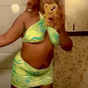 Two piece 70’s mini skirt set with tie up top💚